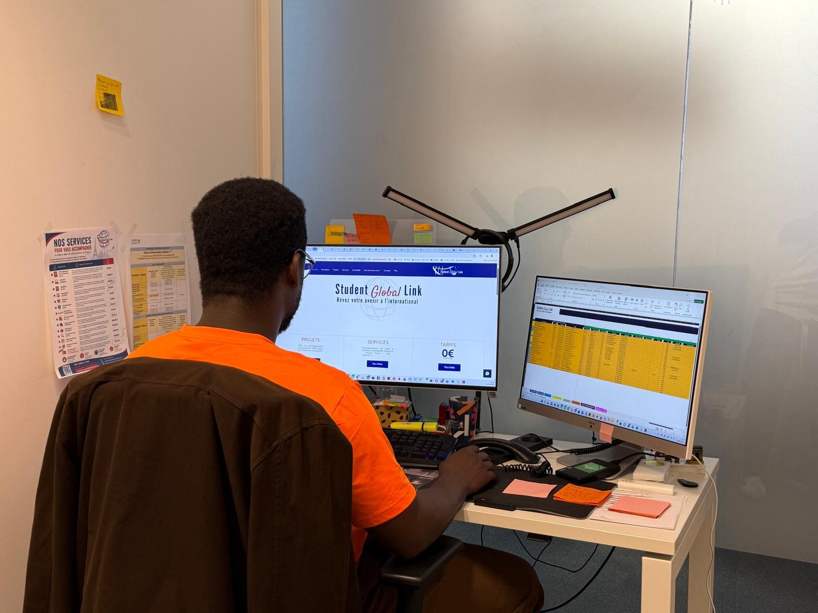 Un membre de l'équipe Student Global Link travaillant à son bureau