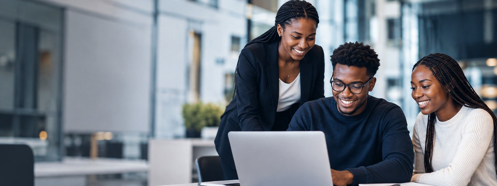 Équipe Student Global Link travaillant ensemble sur un projet